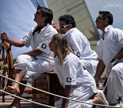 Foto mick capitaneando en regata con tripulación en el moonbeam iv